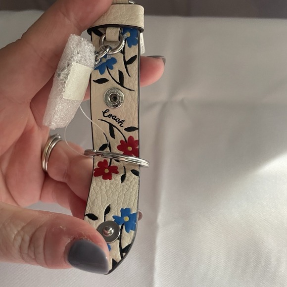 COACH CU246 Trigger Snap Bag Charm Floral Printed Leather Key Flower White - Picture 12 of 13